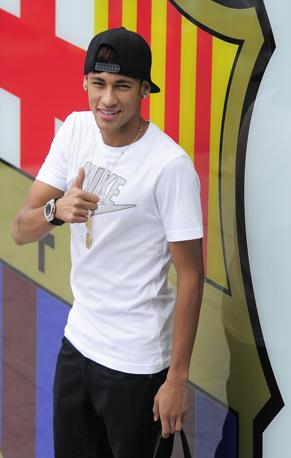 Neymar da Silva Santos Junior  atterrato a Barcellona intorno alle 13 e si  subito diretto negli uffici del club, dove ha posato con lo stemma blaugrana prima di sottoporsi alle visite mediche. Nel pomeriggio il giocatore firmer il contratto che lo vincola al Barcellona per le prossime cinque stagioni. Dopo la firma, presentazione al Camp Nou davanti ai tifosi, e prima conferenza stampa da giocatore del Bara. Afp